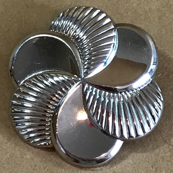 SIGNED Volupte Trefoil Flower Clip On Earrings - Picture 7 of 8